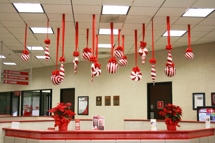 How can you decorate a office for christmas