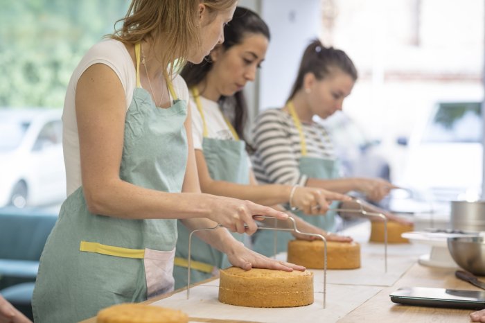 How to start teaching cake decorating classes