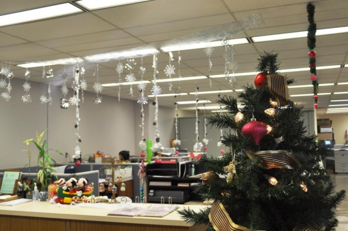 How can you decorate a office for christmas