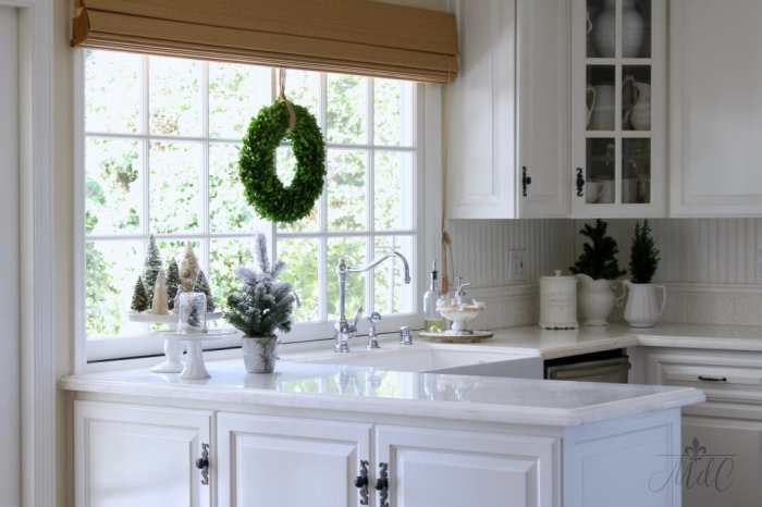 How to decorate kitchen window for christmas